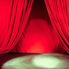 O Atendimento Começa nos Bastidores e Termina no Palco